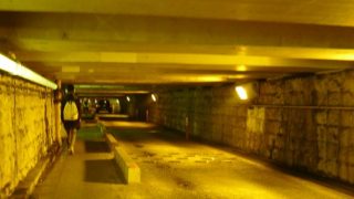 低いトンネル