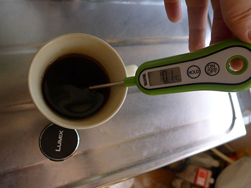 麦茶と温度計