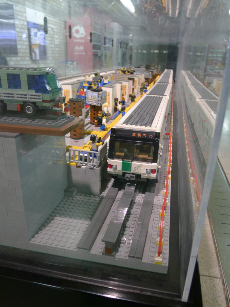 レゴでできたさっぽろ駅ホーム